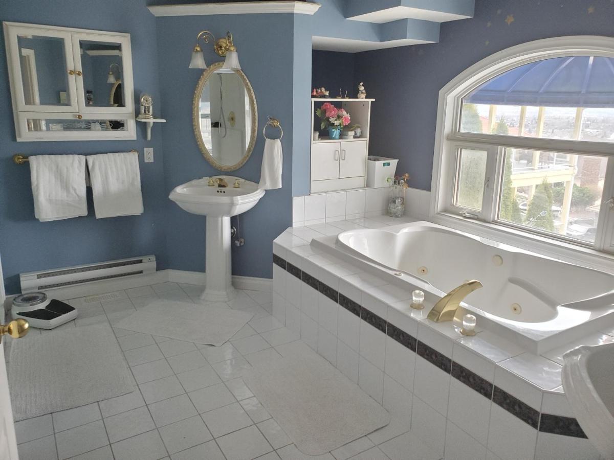 Lakeview House With 4 Rooms Kelowna Near Downtown & Knox Moutain Екстер'єр фото